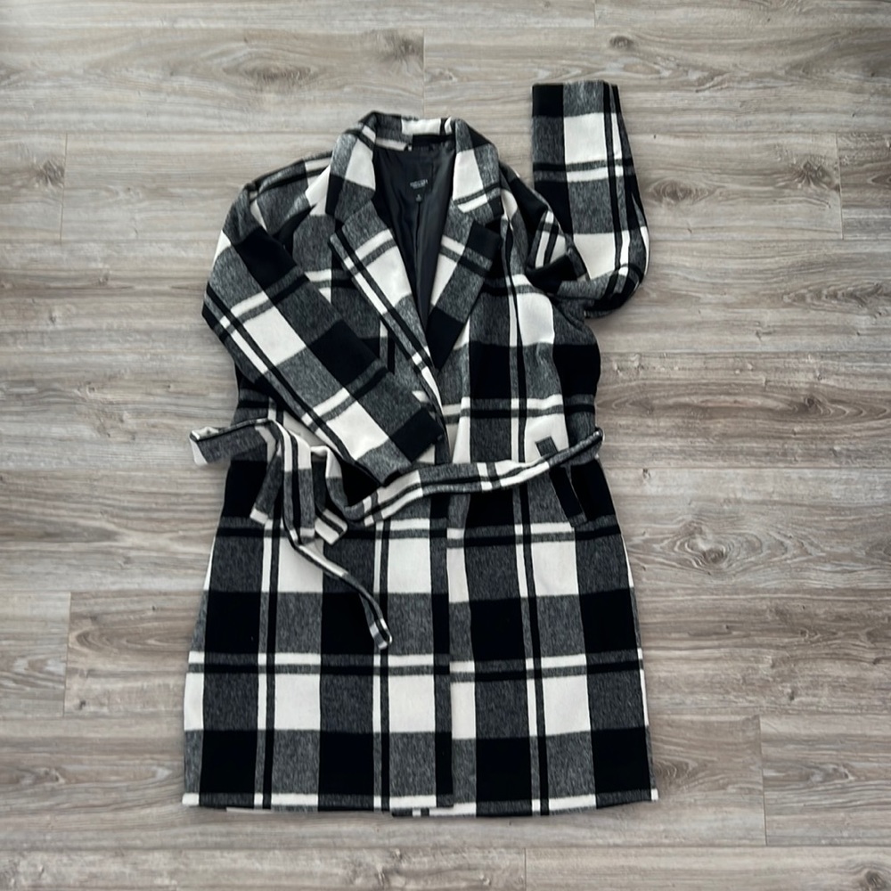 Women’s Simply Vera Vera Wang black & white wrap coat (knee length) w/ tie belt